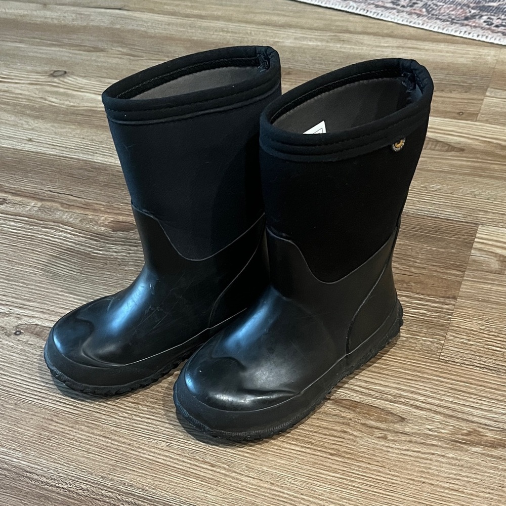 Kids Classic Black Bogs. 11K.